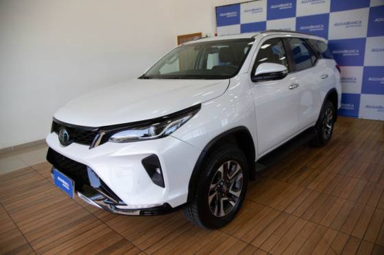 TOYOTA HILUX SW4 2.8 D-4D TURBO DIESEL SRX PLATINUM 7L 4X4 AUTOMÁTICO